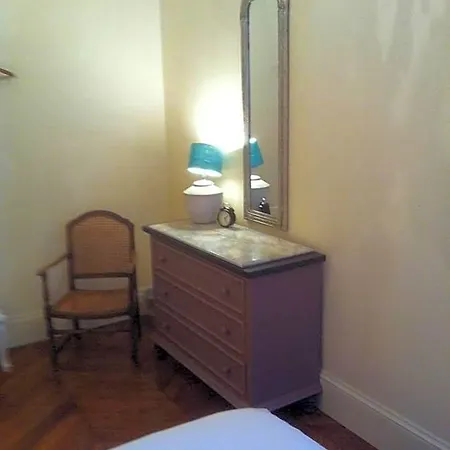 A Room In Paris-3